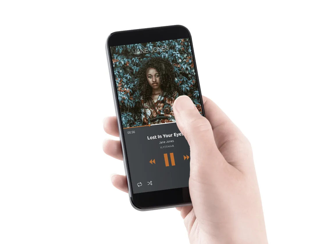 Eine Hand bedient ein Smartphone, um über die Bluetooth-Funktion Musik auf dem Lautsprecher abzuspielen.