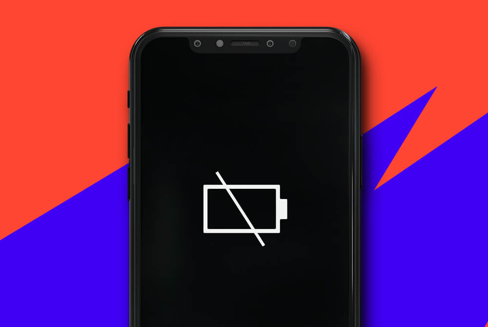 Ein Handy zeigt eine leere Akku-Anzeige an vor buntem Hintergrund in Rot und Blau.