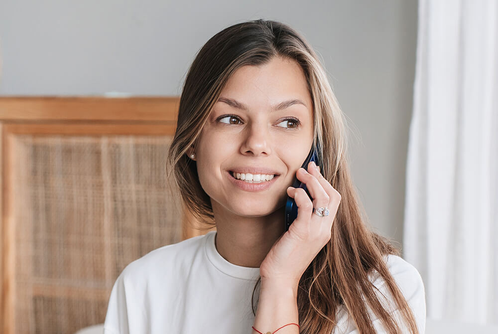 Eine Frau telefoniert über ihr Smartphone und hört nebenbei weiter Musik über Spotify Connect.