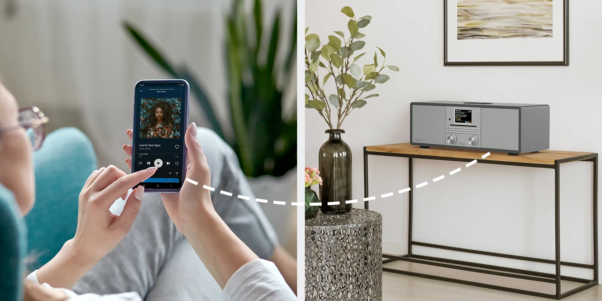 Eine Frau sitzt entspannt zu Hause und macht auf dem Smartphone über die Spotify-App Musik auf ihrem TechniSat Radio an.