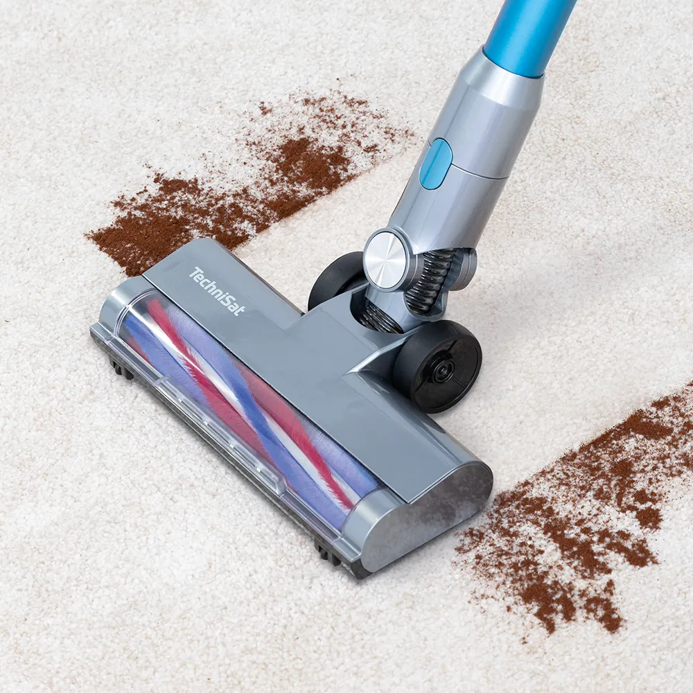  Akkustaubsauger entfernt dunkeln Schmutz aus hellem Teppich. Man sieht eine Saugspur.