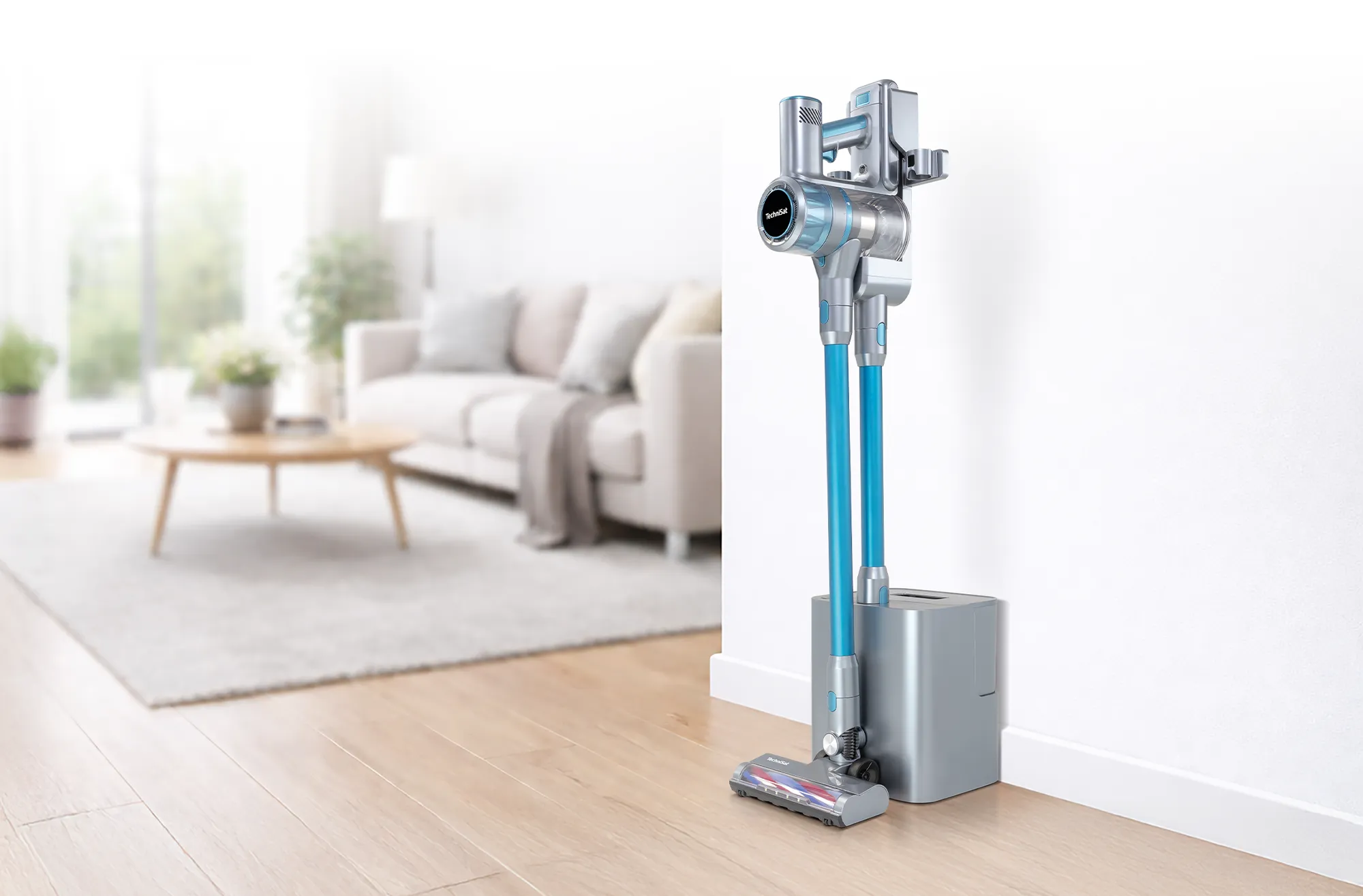 Akku-Staubsauger TECHNIMAX AS3 Plus steht aufgeräumt an der Wand in modernem Wohnzimmer