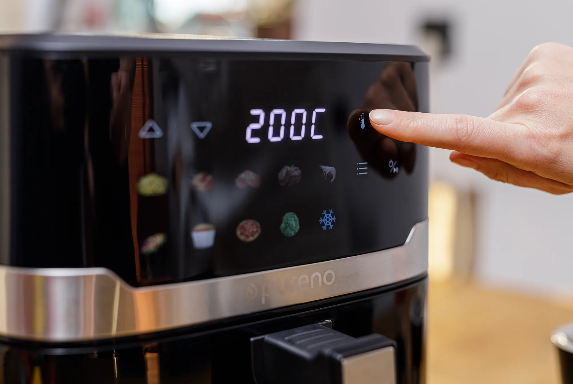 Panel dotykowy airfryra pozwala na indywidualne ustawienie temperatury.