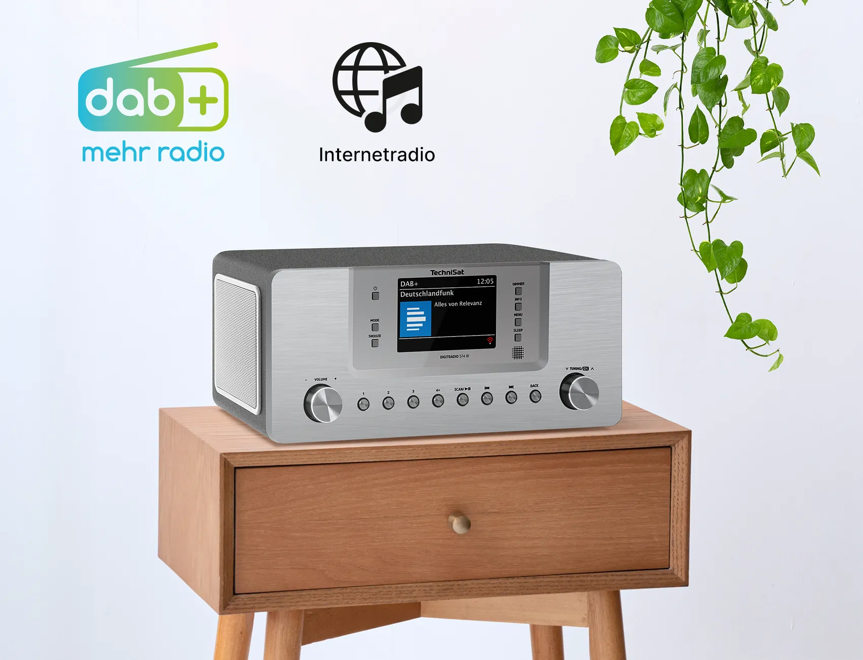 Abbildung eines kompakten Hybridradios (Modell DIGITRADIO 574 IR) von TechniSat auf einem Beistelltisch. Die Logos DAB+ und Internetradio illustrieren, dass es sich um ein Hybridradio handelt.